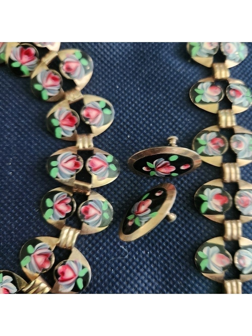 1950s vtg handpainted rose enamel metal screwback earrings, necklace & bracelet - Picture 3 of 4